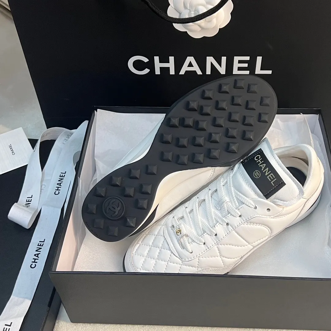 👟👟Ex-factory price 520👟👟 CHANEL 23s new spring and summer sneakers are now available❤️ Original purchased for development and production. Xiaoxiang’s casual sneakers this season have hit the Xiaohongshu INS. Various social platforms exploded like crazy! Classic design. The upper is electro-embroidered with various techniques. The outsole is fashionable and sporty. Extraordinary inclusion of a variety of panda shoe color elements. Lightweight and versatile❗️Not tired when you run wild❗️ Exquisitely packaged at the delivery counter🛍📦 ▪️Inner lining: original imported lambskin + rhombus craft ▪️Sole: original molded T👟👟Factory price U combination outsole ▪️Heel height: 2CM ▪️Size: Women's size 35-40